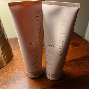 Vegamour GRO Revitalizing Shampoo and Conditioner Kit used 4 times about 70 full